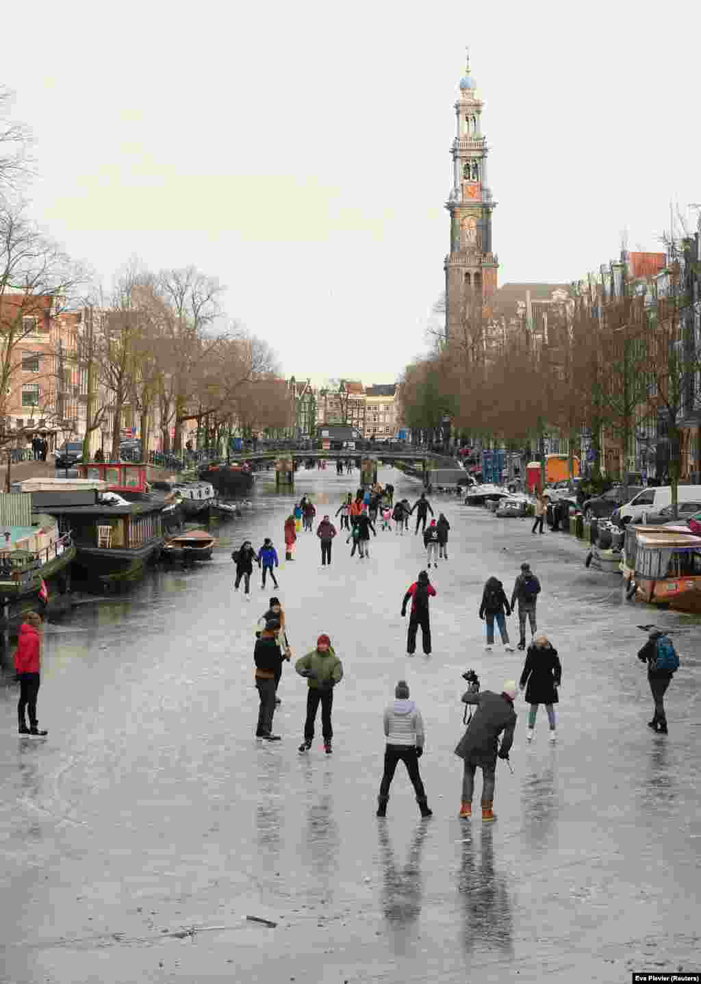 Jégtakaró borítja az amszterdami Prinsengracht csatornát. A helyiek kihasználták az alkalmat, és korcsolyát húztak a város ikonikus negyedében. 