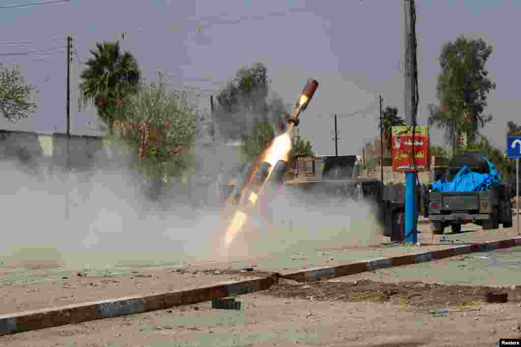 Iraqi troops fire a missile against Islamic State militants during a battle in Mosul. (Reuters/Khalid al-Mousily)