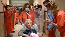 Zdravstveni radnici u Španiji aplaudiraju Eleni koja ima 104 godine dok napušta bolnicu nakon preležanog COVID-a u Madridu
