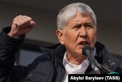 Бывший президент Кыргызстана Алмазбек Атамбаев выступает на митинге своих сторонников в Бишкеке в октябре 2020 года