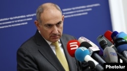 Վարչապետ Նիկոլ Փաշինյանը ճեպազրույցի ժամանակ, արխիվ