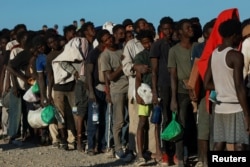 Migranti čekaju u redu za hranu i piće u španskoj sjeveroafričkoj enklavi Ceuta, 3. avgust 2026.