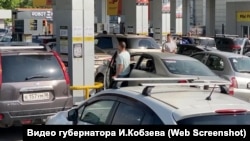Иркутск, очередь за бензином, скрин с видео губернатора И.Кобзева
