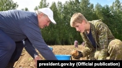 Тут і ніжэй фота: president.gov.by