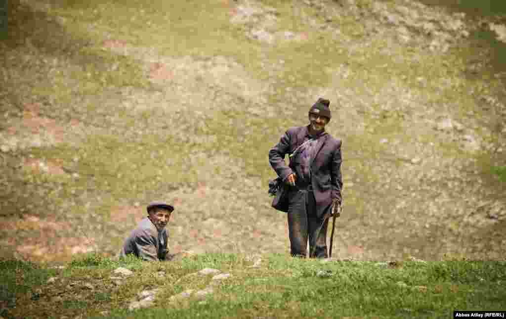 Heyvanlarını otaran çobanlar.