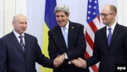 ABŞ Dövlət Katibi John Kerry (ortada) Kiyevdə Ukraynanın müvəqqəti Baş naziri Arseniy Yatsenyuk (solda) və müvəqqəti prezidenti Oleksandr Turchynov ilə görüşür. 4 mart 2014