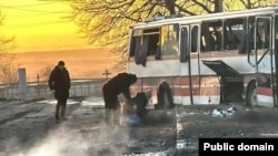 این تصویر توسط ادارۀ خدمات اضطراری اوکراین منتشر شده ، حمله پهپاد روسی به یک بس در منطقه دنیپروپتروفسک را در اول ماه فبروری نشان می دهد.