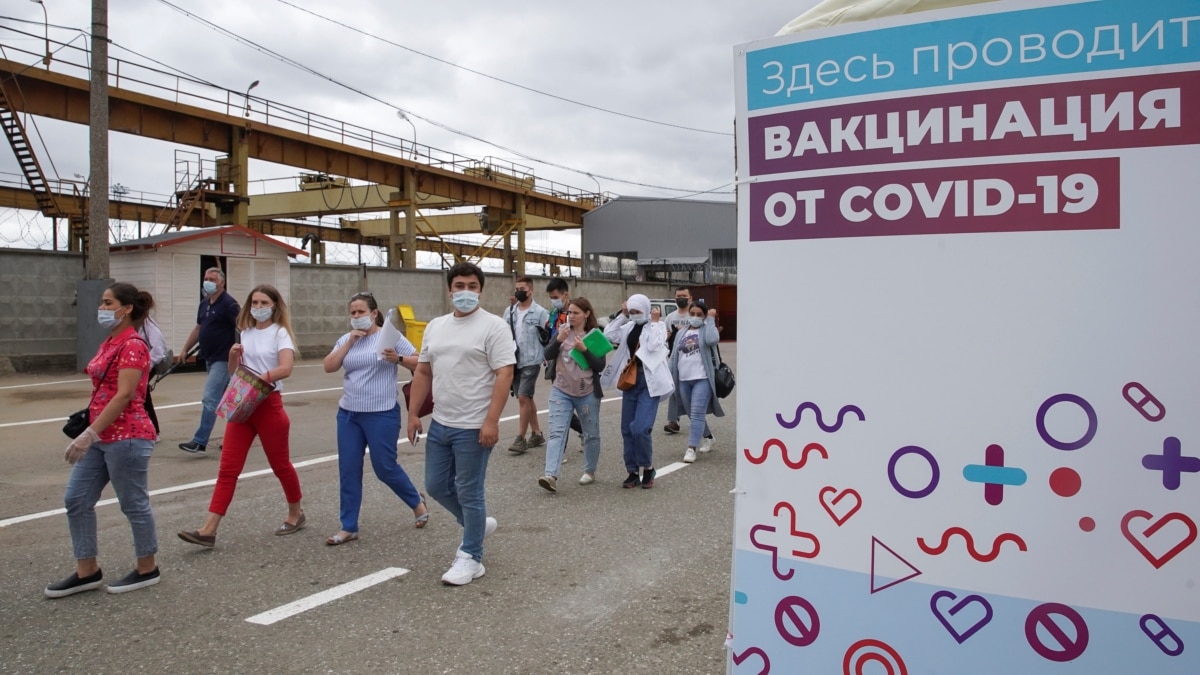«Мое поколение все вакцинировано. Вы у меня рога видите?» Иммунолог — о неизбежности и силе вакцинации - Vimarsana News