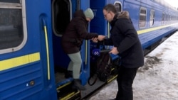 Ucrainenii luptă împotriva frigului la „punctele invincibilității” în timp ce atacurile rusești continuă