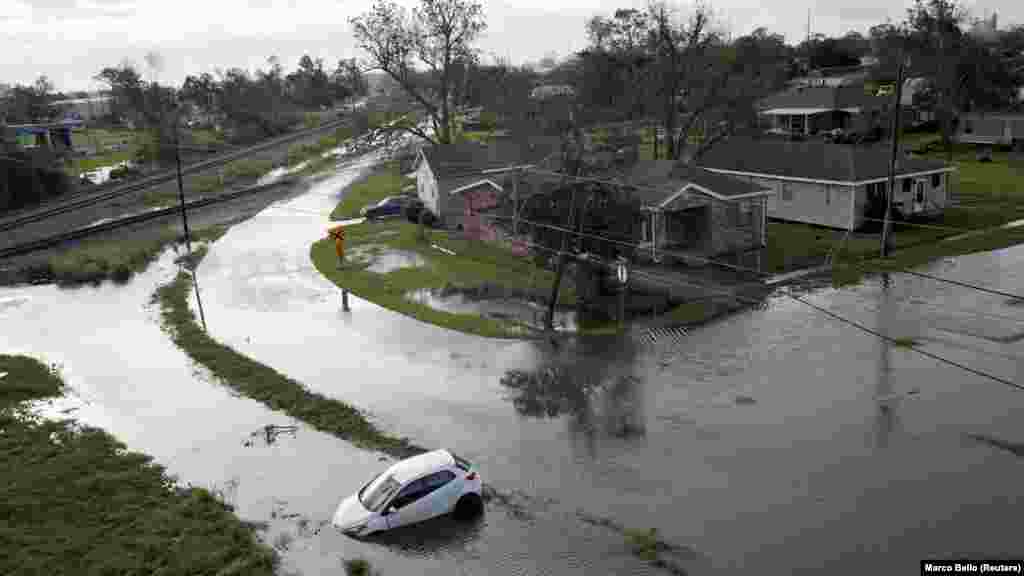 Poplavljene ulice u Kenneru, Louisiana.