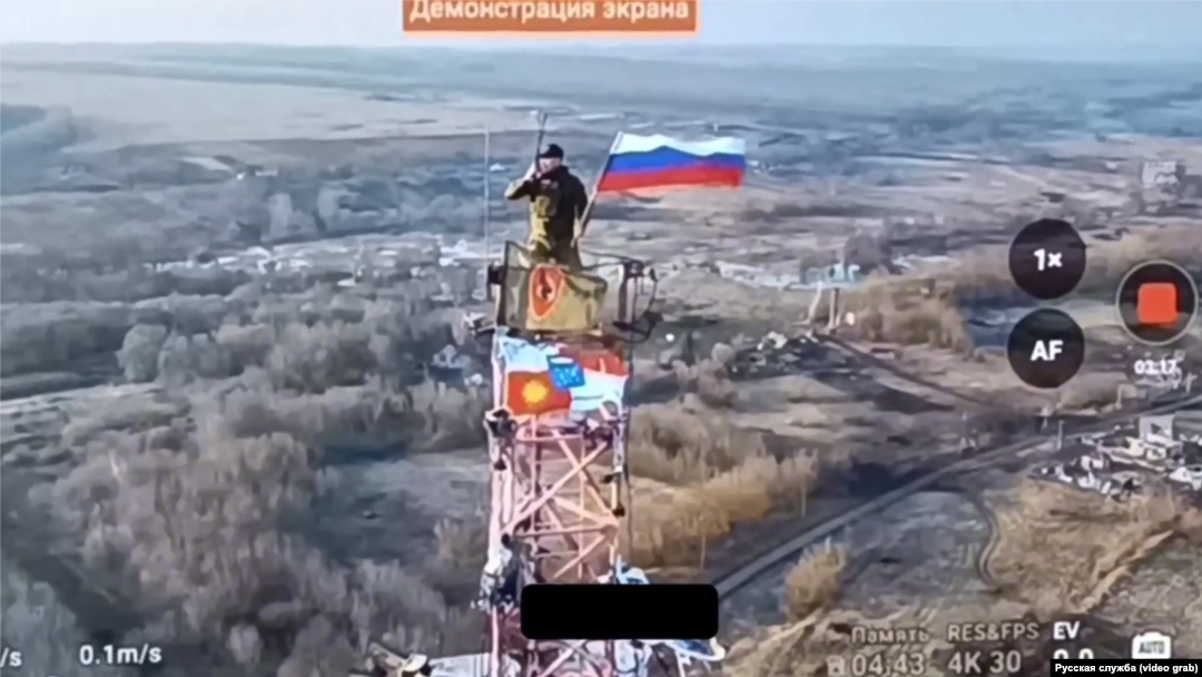 Российский военнослужащий поднимает флаг над Малой Локней, Курская область. 9 марта 2025 года