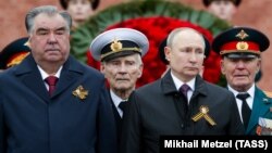 Tajik President Emomali Rahmon (left) and Russian President Vladimir Putin (right) attend a ceremony at the Tomb of the Unknown Soldier by the Kremlin Wall on May 9.