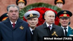 Президент России Владимир Путин (справа на первом плане) и президент Таджикистана Эмомали Рахмон на церемонии возложения цветов к Могиле Неизвестного Солдата. Москва, 9 мая 2021 года