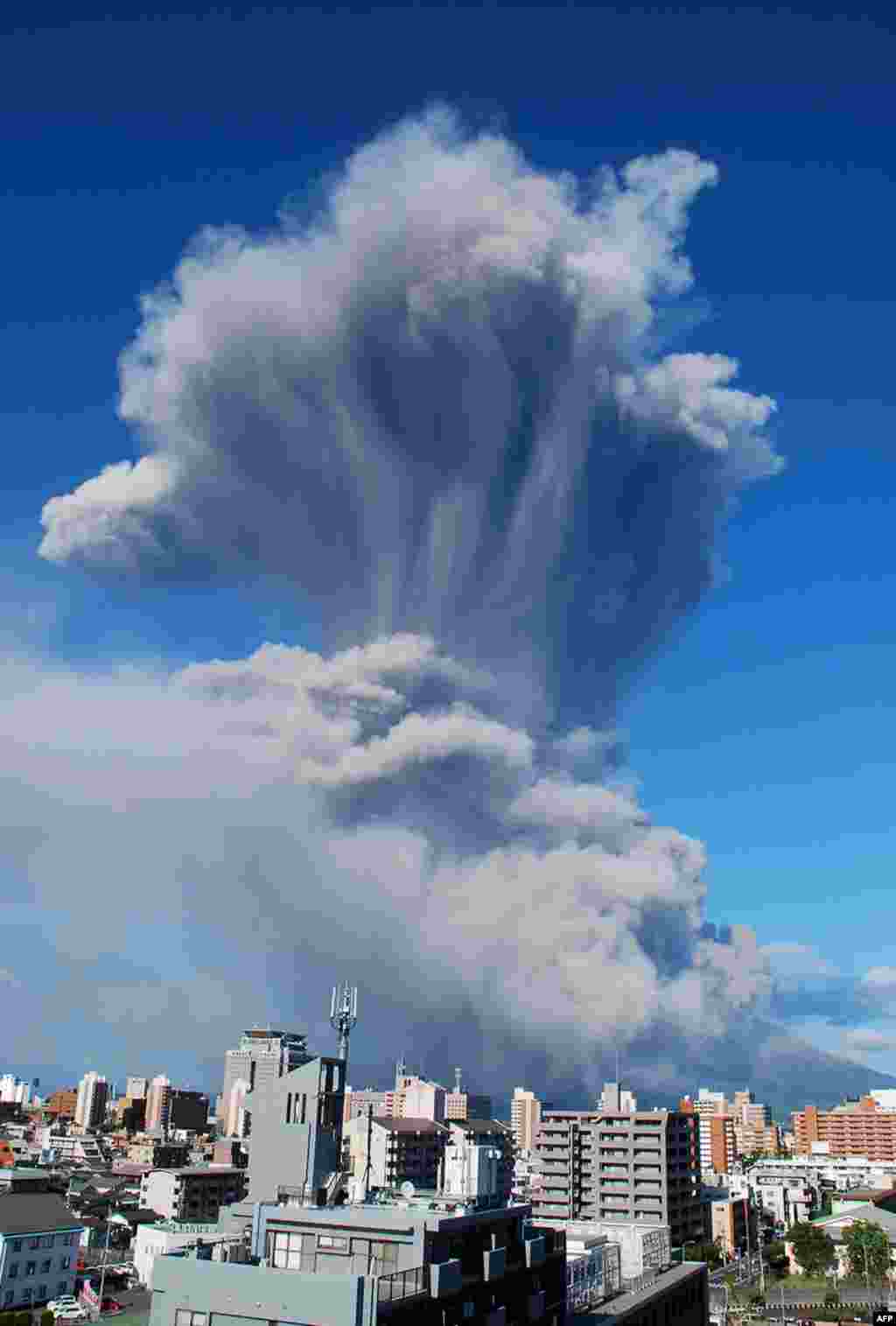 Smoke rises from 1,117-meter Mount Sakurajima on Japan&#39;s southern island of Kyushu. The volcano spewed an ash plume up to 5,000 meters into the air. Though the eruption was more massive than usual, local residents are used to the mountain&#39;s rumblings. This was Sakurajima&#39;s 500th eruption this year alone. (AFP)