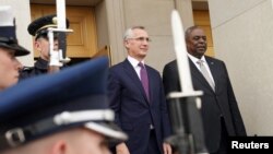 Ministrul american al apărării Lloyd Austin și secretarul general al NATO, Jens Stoltenberg, la Pentagon, în Washington, 2 iunie 2022