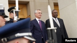 Американскиот секретар за одбрана Лојд Остин го пречека генералниот секретар на НАТО Јенс Столтенберг во Пентагон во Вашингтон