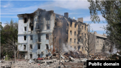 Рятувальники вилучили з-під завалів тіло однієї людини та фрагменти людського тіла