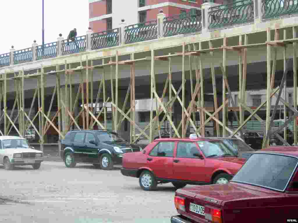 Nəqliyyat Nazirliyinin yanındakı körpüdə tamamlanma işi görülür