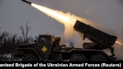 Військові 24-ї окремої механізованої бригади ЗСУ ведуть вогонь з реактивної системи залпового вогню БМ-21 «Град» по російських позиціях поблизу міста Часів Яр на Донеччині, 15 січня 2026 року 