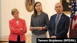 Mary Pendleton (stânga), Daniela Morari și James Pettit, la expoziția de fotografii