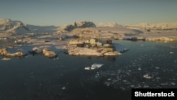 Вид на антарктическую станцию "Академик Вернадский"