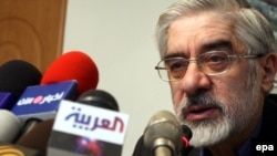 Иран -- Реформачыл жамааттын башкы талапкери Мир Хоссейн Мусави Тегерандагы маалымат жыйынында.