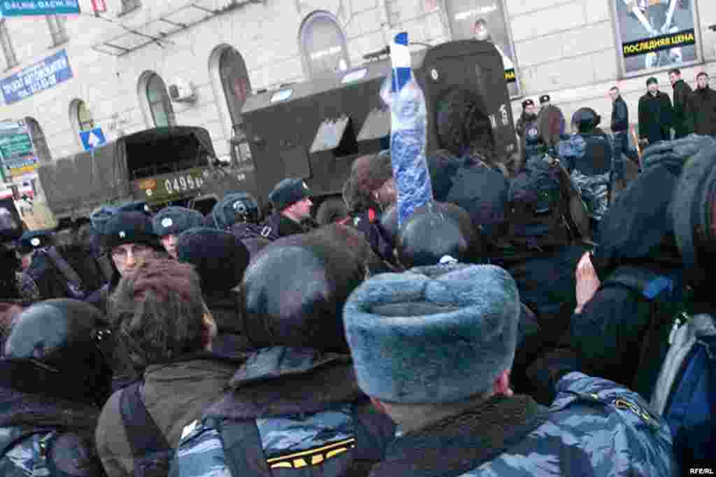 У дерзнувших приехать на Тургеневскую площадь с транспарантом, пусть и неразвернутым, не было никаких шансов остаться на свободе