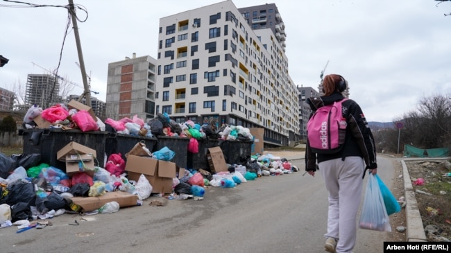 Mbeturina edhe jashtë kontejnerëve, Prishtinë, 3 shkurt 2025.