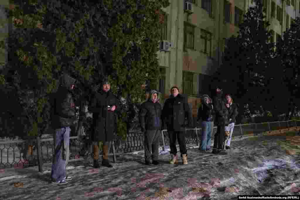 Мешканці пошкодженої російським дроном багатоповерхівки на місці атаки