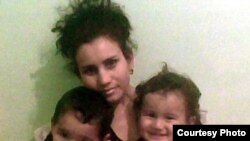 Моҳира Ортиқова бугун тўрт фарзандини қучоқлаб¸ ноҳақ қамалган эри ортида ëлғиз қолганини айтади.