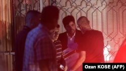 Саудиски претставници разговараат со турската форензичка полиција за докази во саудискиот козулат во Истанбул. 