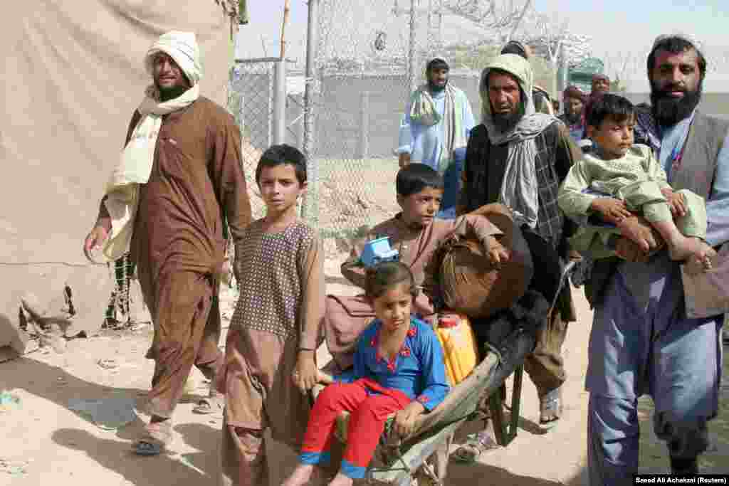 A family from Afghanistan arrives with their belongings in Chaman on August 27.