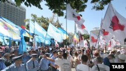 От президента требуют или распустить Раду, или одобрить Януковича
