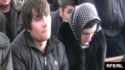Фаррух Рӯзиев ва Фарзонаи Хуршед дар толори додгоҳи ноҳияи Синои пойтахт (Акс аз бойгонӣ)