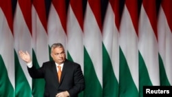 Viktor Orban la congresul Fidesz care a avut loc la Budapesta la 14 noiembrie 2021. Inclusiv în materie de vaccinare, Ungaria a acționat diferit de Uniunea Europeană, acceptând vaccinul Sputnik V din Rusia și Sinofarm din China.
