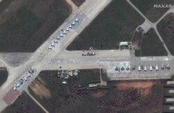 Російські військові літаки на авіабазі Саки в окупованому Криму