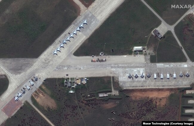 Российские военные самолеты на крымской авиабазе Саки