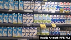 Qumësht i brendeve të ndryshme në jë dyqan në Kosovë. 