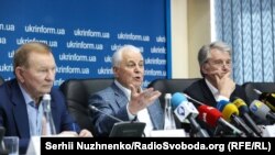 Троє президентів України: Леонід Кравчук, Леонід Кучма та Віктор Ющенко роблять спільну заяву щодо помісної церкви. Київ, 8 травня 2018 року