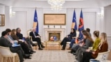 Presidentja e Kosovës, Vjosa Osmani, takon disa nga shefat e misioneve diplomatike dhe përfaqësues të organizatave ndërkombëtare në Kosovë, të cilët janë të angazhuar në fushën e drejtësisë, Prishtinë, 25janar.