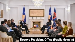 Presidentja e Kosovës, Vjosa Osmani, takon disa nga shefat e misioneve diplomatike dhe përfaqësues të organizatave ndërkombëtare në Kosovë, të cilët janë të angazhuar në fushën e drejtësisë, Prishtinë, 25janar.