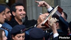 Серж Танкян в окружении поклонников в Ереване, 25 апреля 2015 г.