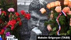 Moskwada Nemtsowyň öldürilen ýerine goýulan gül desseleri. 27-nji fewral, 2020 ý.