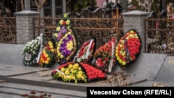 Coroane funerare la cimitirul Doina din Chișinău, 27 februarie 2025.