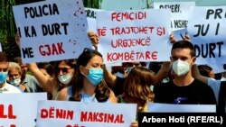 "Femicidi të trajtohet si urgjencë kombëtare", "Policia i ka duart me gjak" janë disa prej mbishkrimeve që mbajtën protestuesit në Ferizaj.
