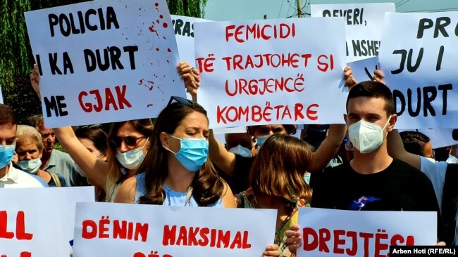 "Femicidi të trajtohet si urgjencë kombëtare", "Policia i ka duart me gjak" janë disa prej mbishkrimeve që mbajtën protestuesit në Ferizaj.