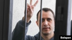 Павал Севярынец за кратамі ў судзе