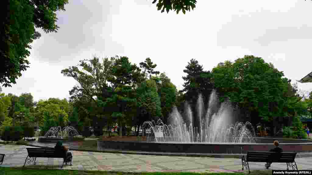 В парке Тренева фонтаны по-прежнему работают