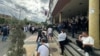 Fotografija iz arhive, protest pred zgradom Državnog univerziteta, Novi Pazar, Srbija, 29. jul 2025.