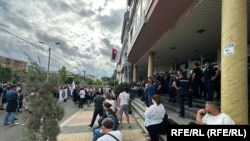 Protest pred zgradom Državnog univerziteta, Novi Pazar, Srbija, 29. jul 2025. 